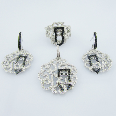 Elegant Rhodium Plated 925 Perhiasan Perak Set Desain Klasik Bezel Setting Stud Earrings