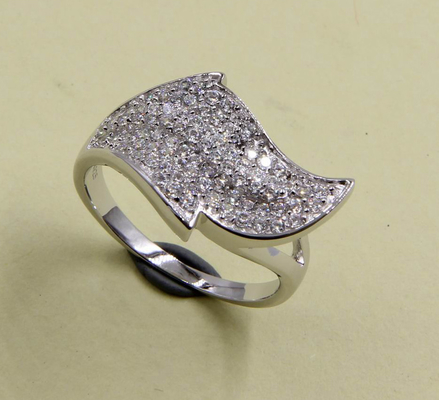 925 Pure Silver Bezel Wedding Leaf Design Ring Dengan Sparkling CZ Solitaire Dan Pave Eternity Band Sterling Silver Diamond