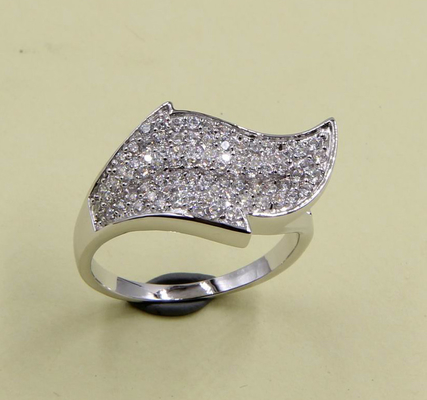 925 Pure Silver Bezel Wedding Leaf Design Ring Dengan Sparkling CZ Solitaire Dan Pave Eternity Band Sterling Silver Diamond