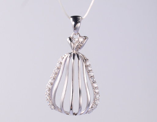 Hollow Geometric 925 Sterling Silver Cross Pendant untuk Wanita 925 Silver CZ Pendant Tambahkan sentuhan kemewahan ke Koleksi Perhiasan Anda 925 Silver CZ Pendant Tingkatkan tampilan Anda dengan liontin yang menakjubkan ini